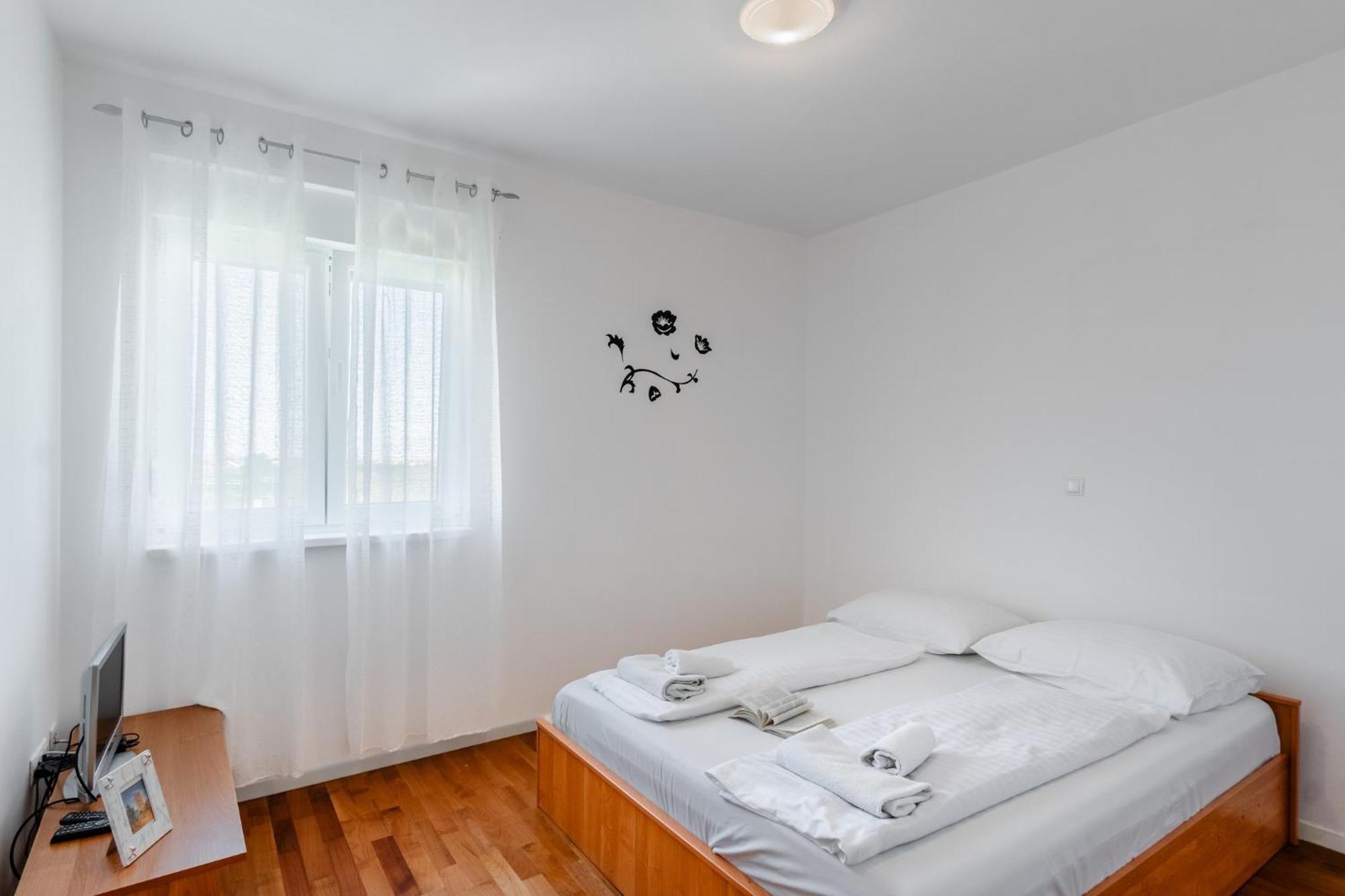 Apartment Village נין מראה חיצוני תמונה
